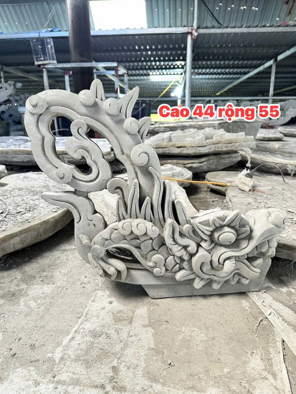 kim-noc-be-tong-trang-tri-dinh-chua
